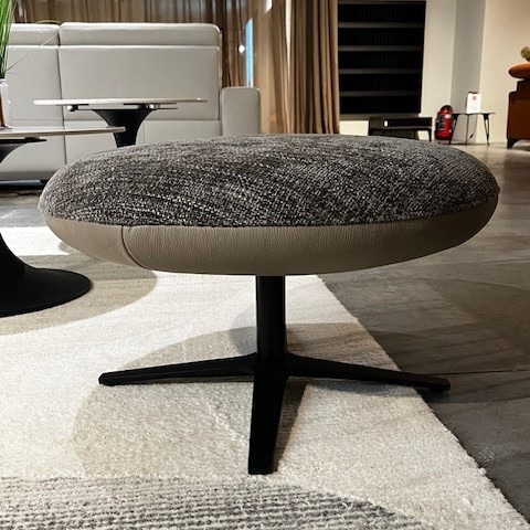 Mecam Gilbert DV8 fauteuil in stof met voetbank/poef - 1
